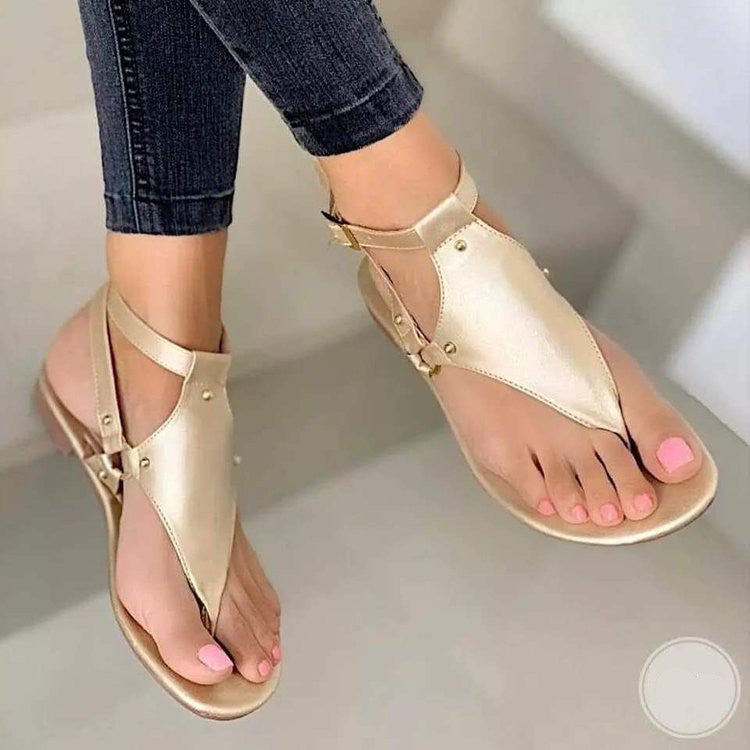 Flat bottom beach sandal with buckle and toe strap
