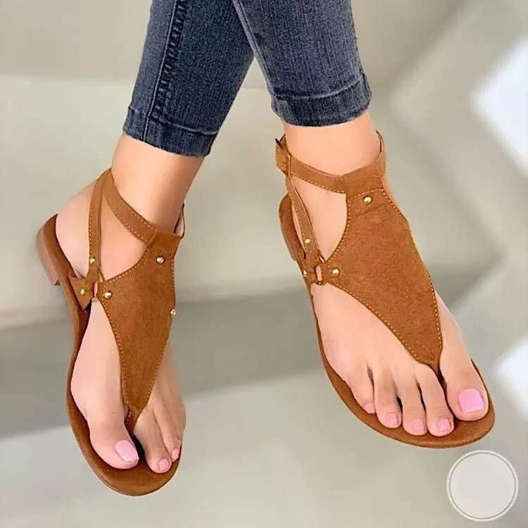 Flat bottom beach sandal with buckle and toe strap