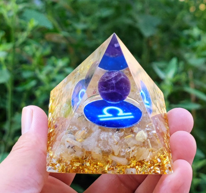 Pyramide d'orgonite 60 mm, sphère en cristal d'améthyste avec obsidienne naturelle