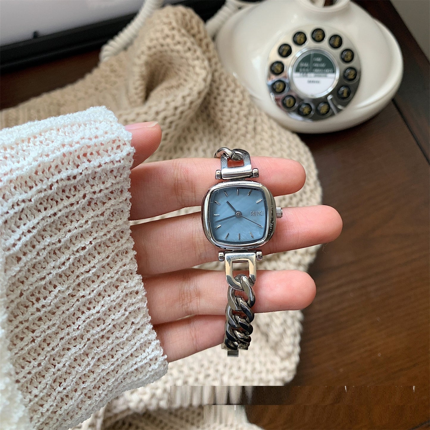 Montre de luxe légère pour femme de haute qualité
